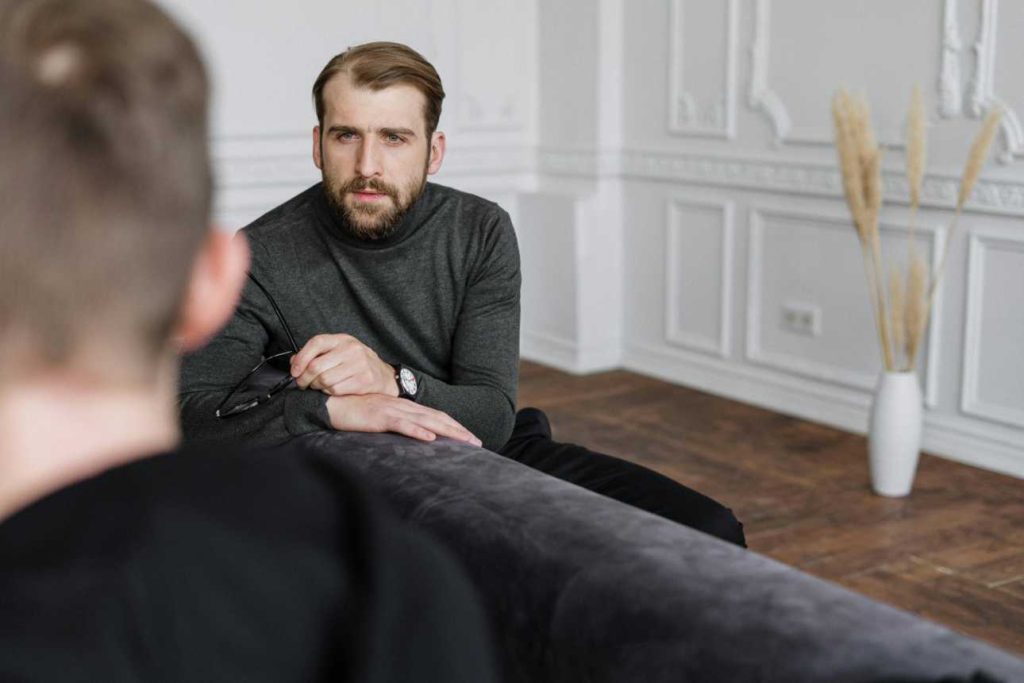 Zwei Männer im Gespräch